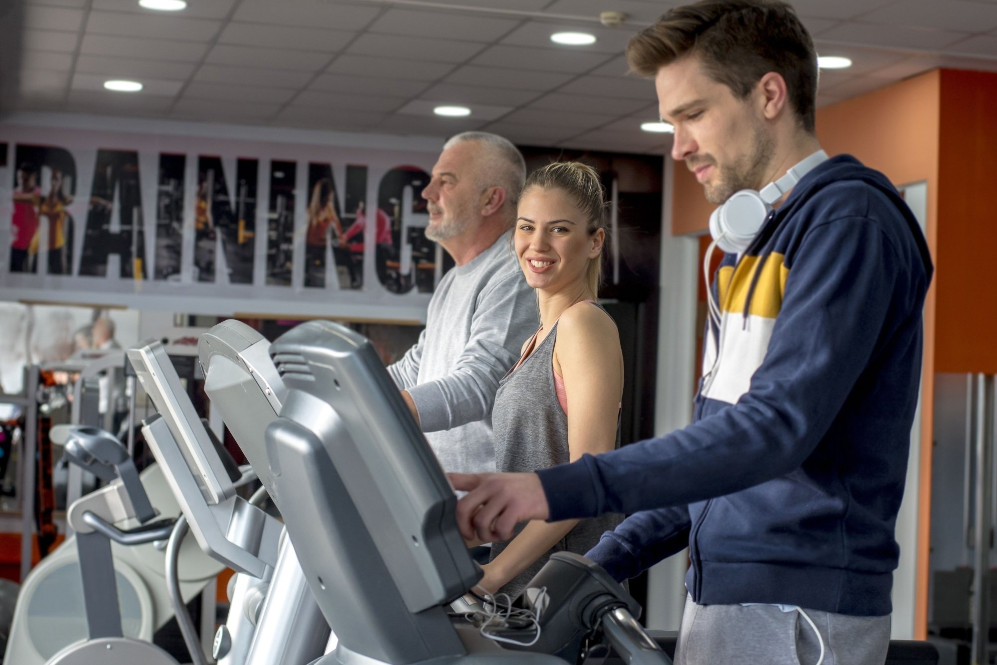 Comunidad Stelarhe haciendo uso de unas de sus amenidades para mantenerse en forma hacen ejercicio juntos en cintas automática de correr y de esta forma mantienen una calidad de vida saludable