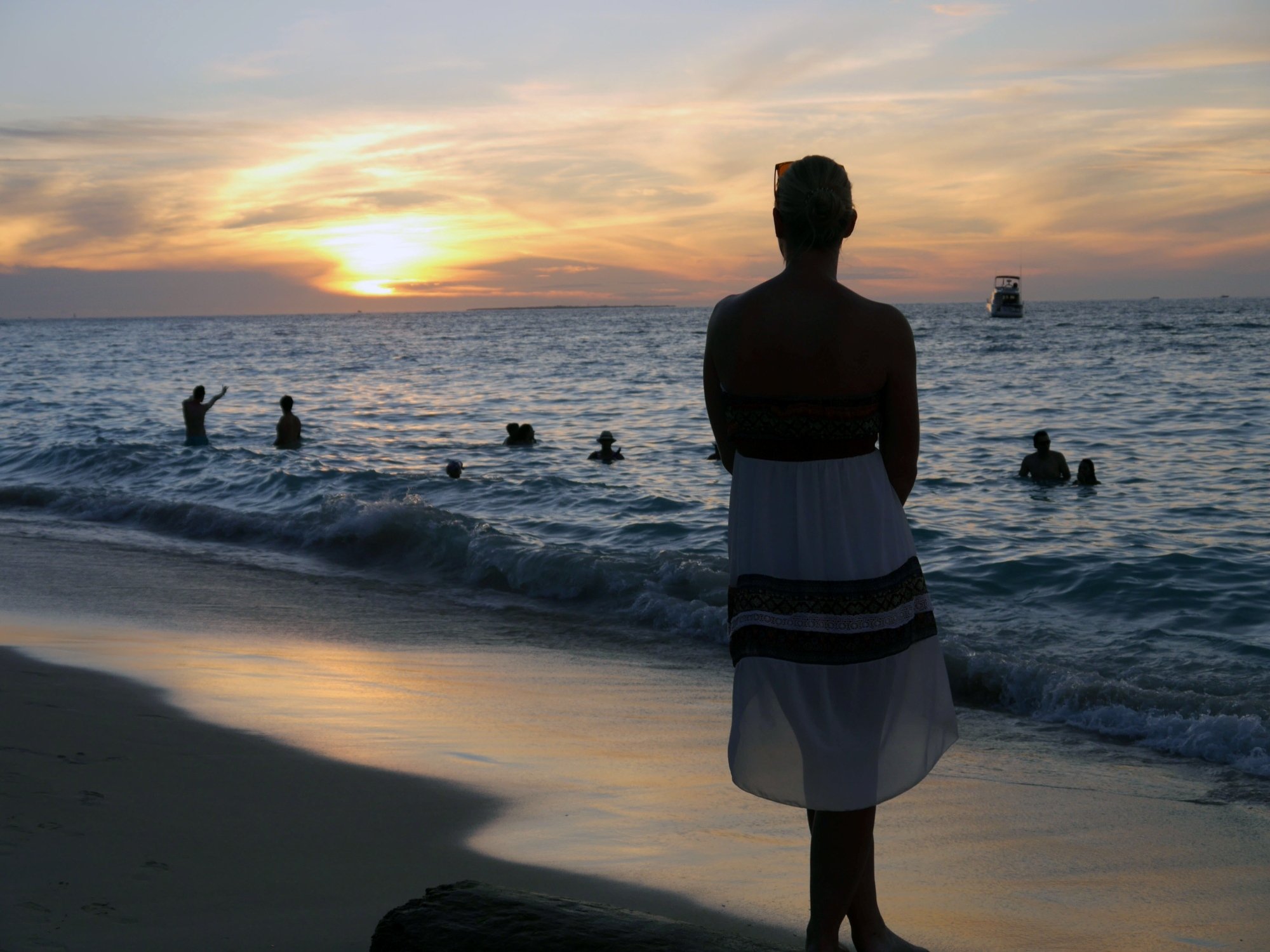 Contemplando la puesta del sol en la playa