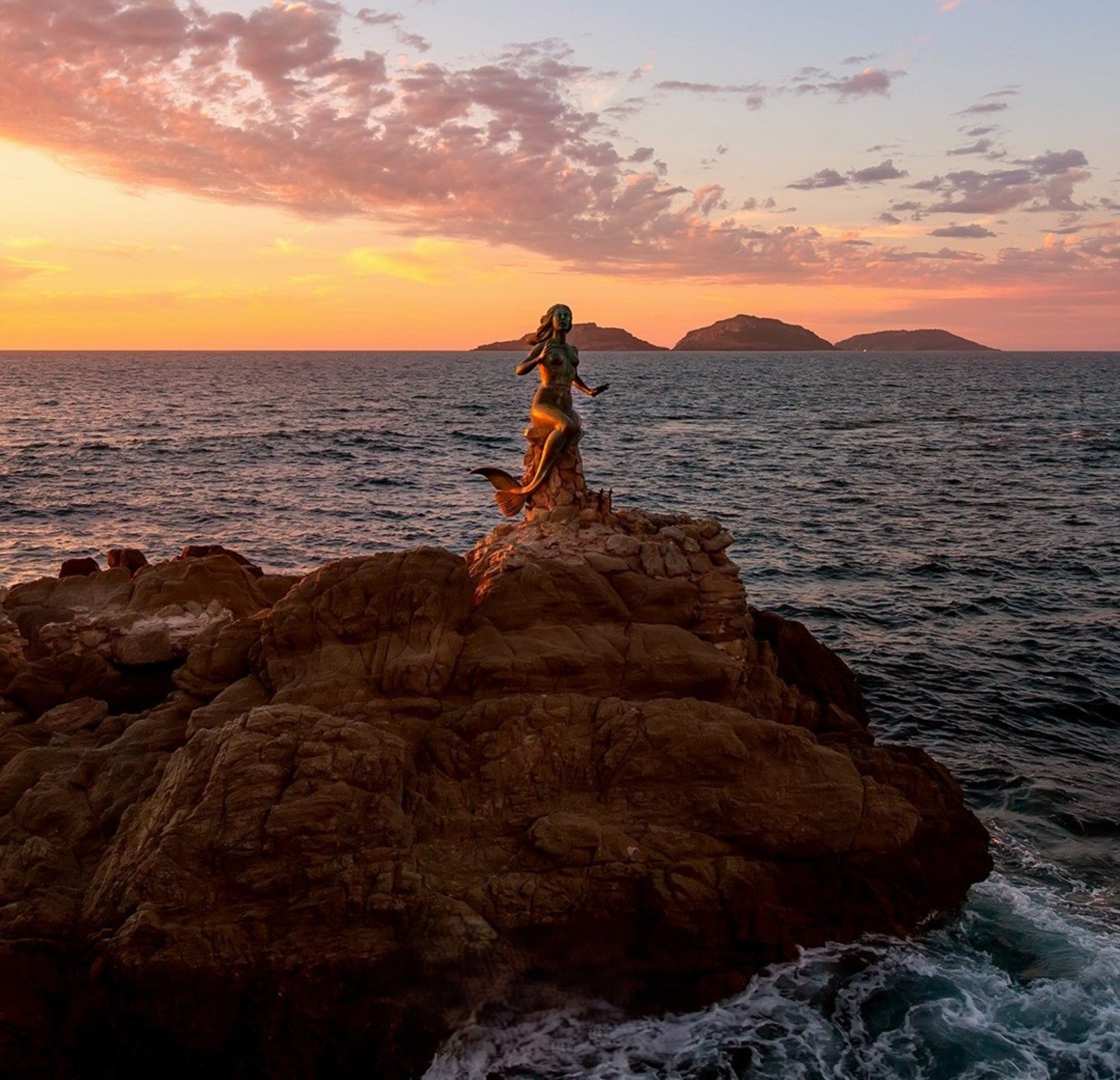 Escultura de la Sirena sobre el Malecón de Mazatlán o Reina de los mares