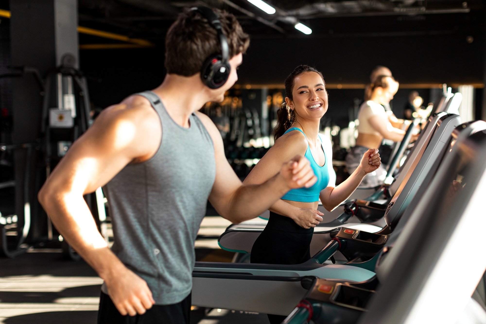 Hombre y mujer haciendo ejercicio cardiovascular en el gym Stelarhe