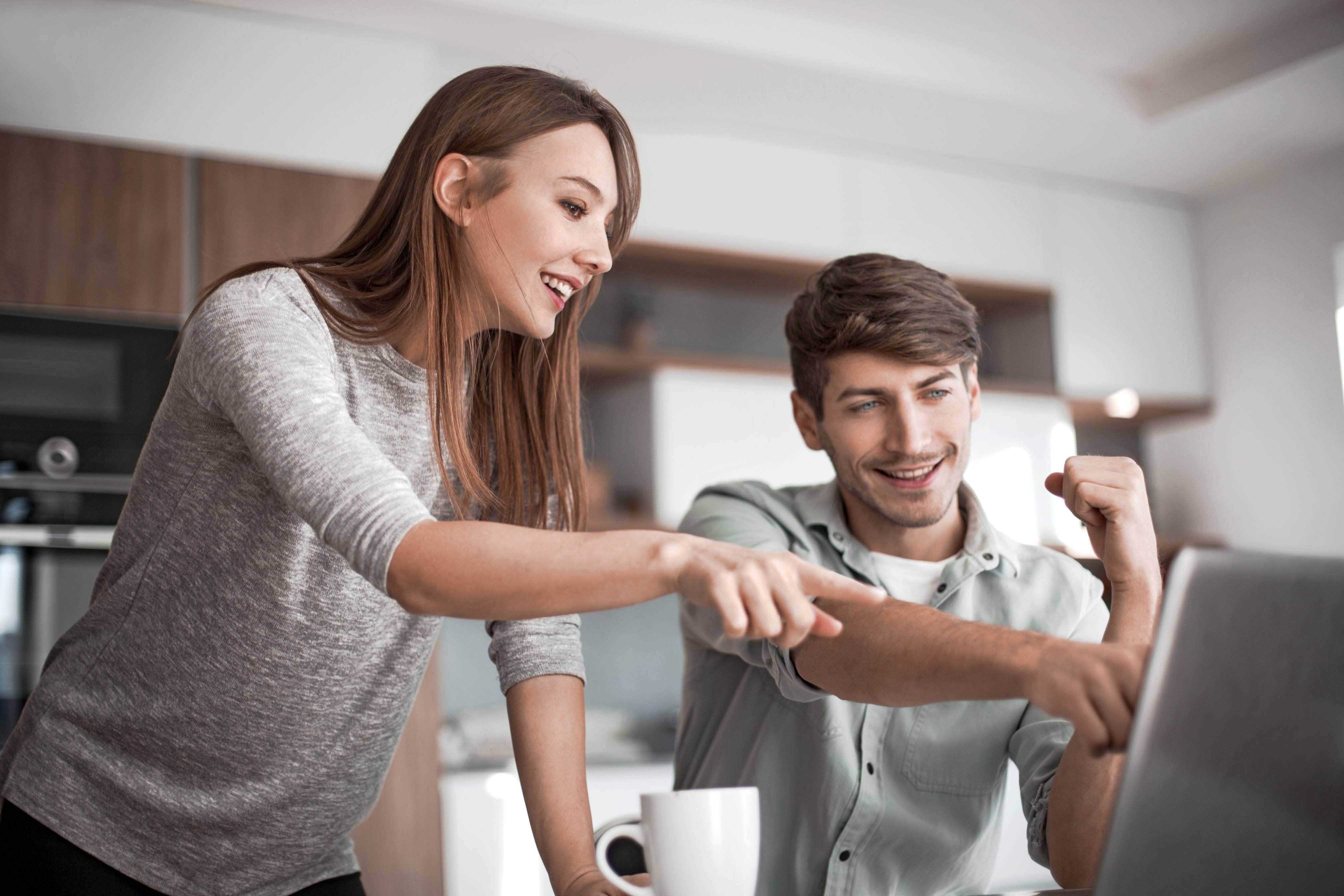 Parejas de recien casados viendo en computadora el condominio de lujo de stelarhe