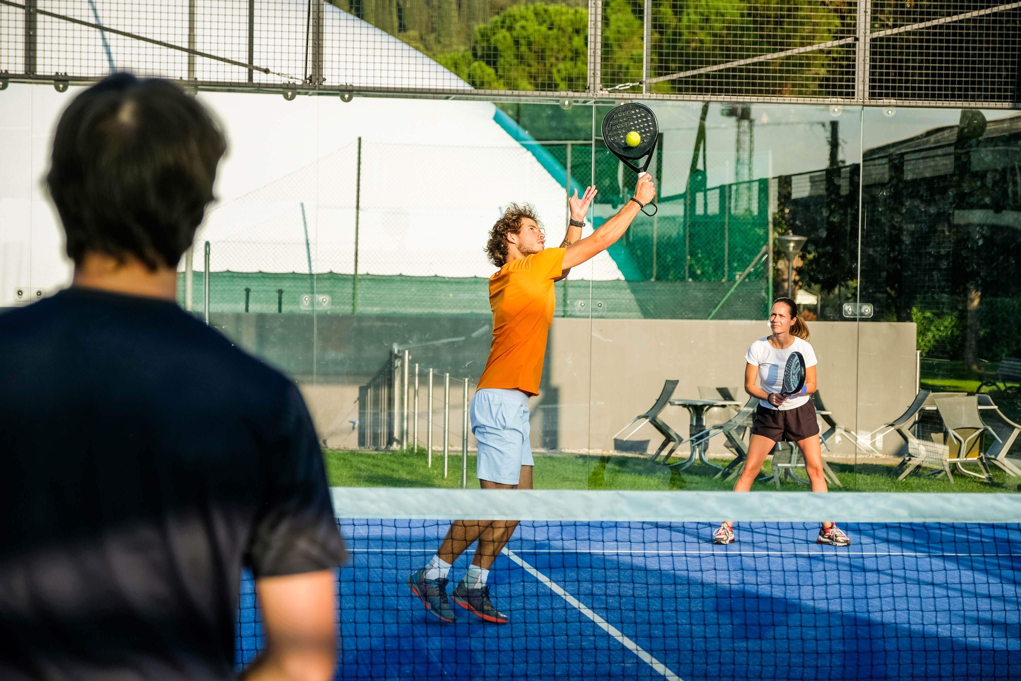 Práctica de padel para mantener el cuerpo el forma