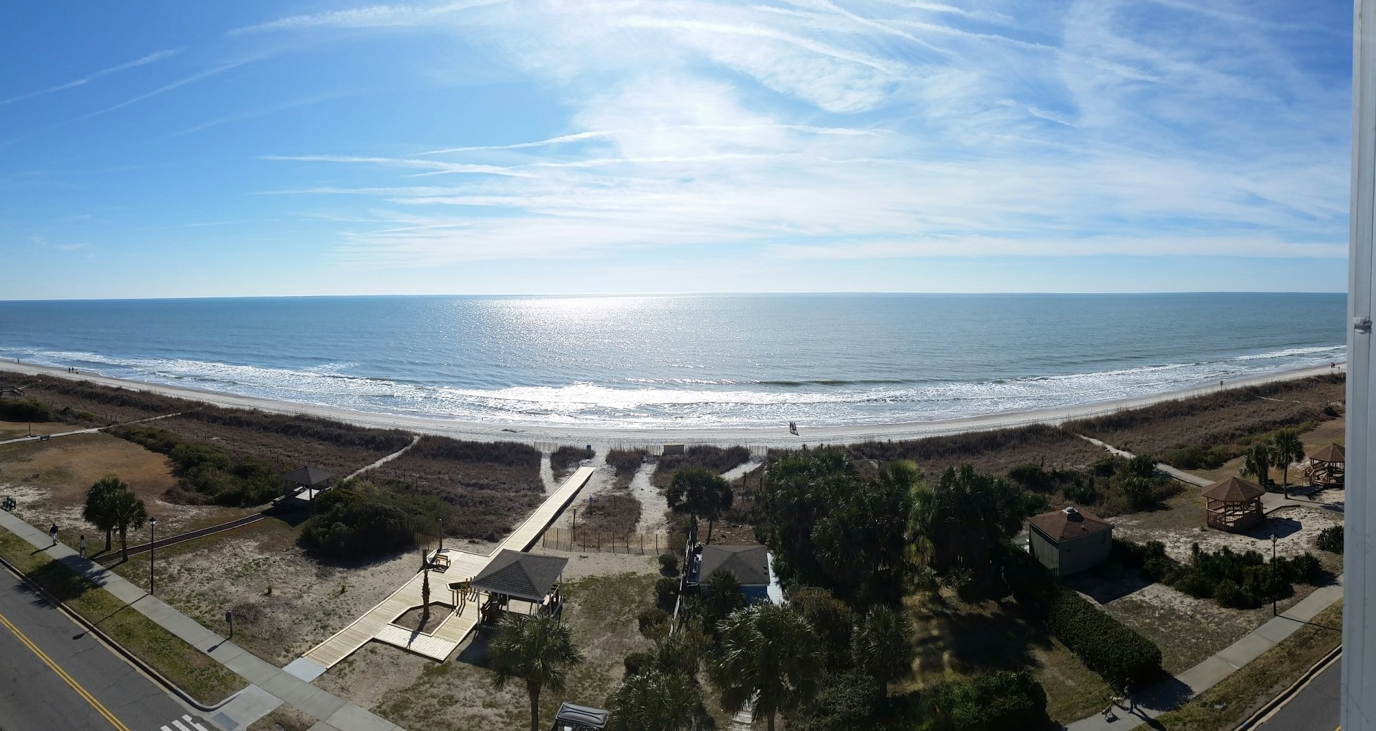 vista panorámica desde las alturas que se funde entre cielo y océano. 
