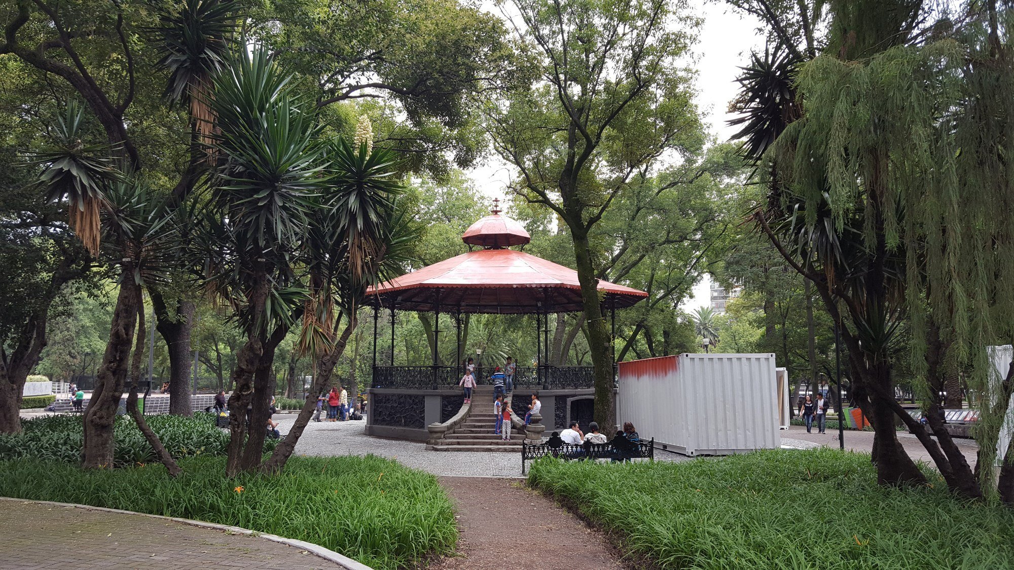 Parque familiar con un Kiosko tradicional al centro del lugar donde conviven las familias mazatlecas un lugar con mucha tradición mexicana